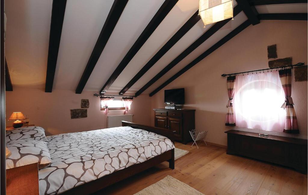 Łóżko lub łóżka w pokoju w obiekcie 3 Bedroom Beautiful Home In Lisicic