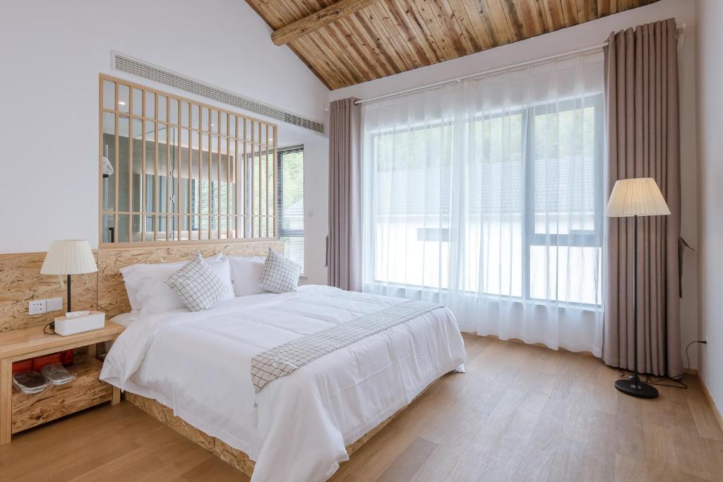 Postel nebo postele na pokoji v ubytování Vretreats yunxishang Boutique Hotel