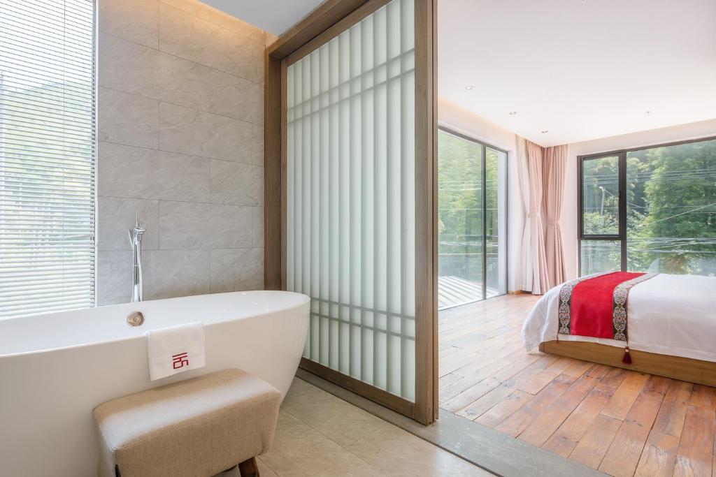 Postel nebo postele na pokoji v ubytování Vretreats yunxishang Boutique Hotel