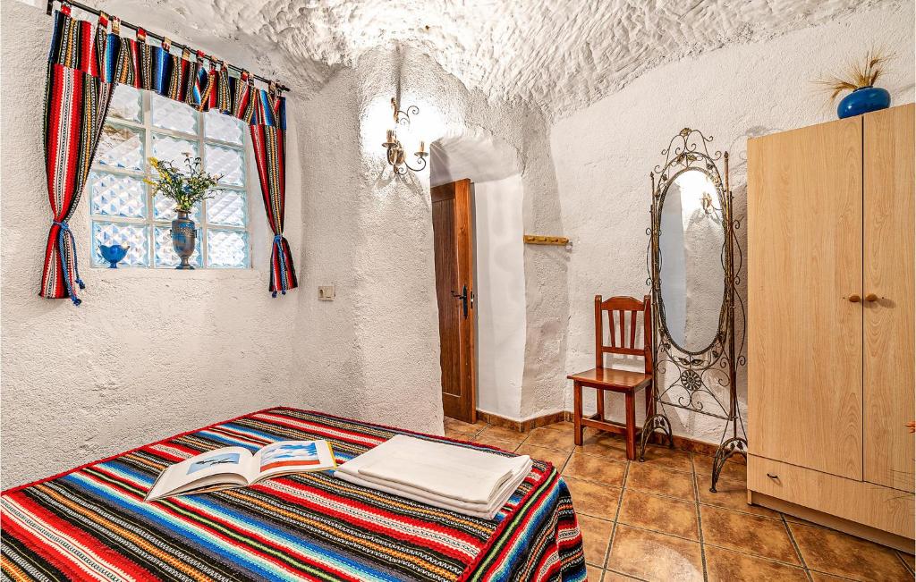 Posteľ alebo postele v izbe v ubytovaní Beautiful Home In Cuevas Del Campo