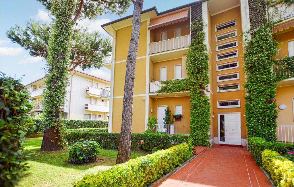 un immeuble d'appartements avec du lierre sur son côté dans l'établissement Cozy Apartment In Lido Di Camaiore, à Lido di Camaiore