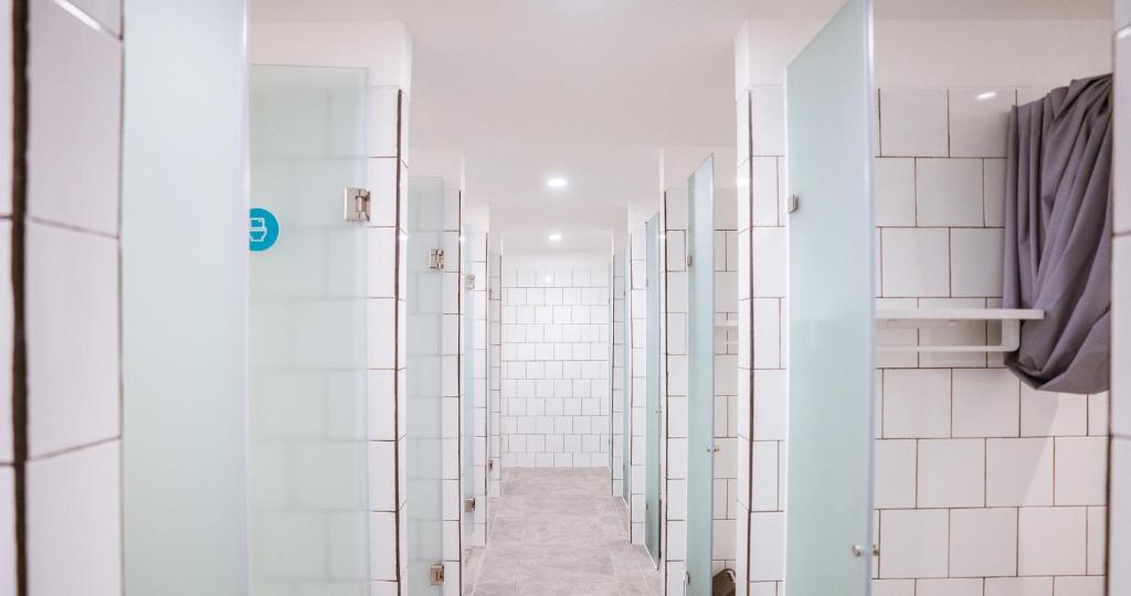Koupelna v ubytování Bobopod ITC Kuningan, Jakarta