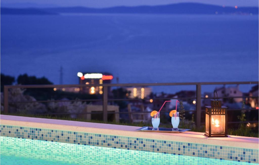 Bazén v ubytovaní Six-Bedroom Holiday Home In Podstrana alebo v jeho blízkosti