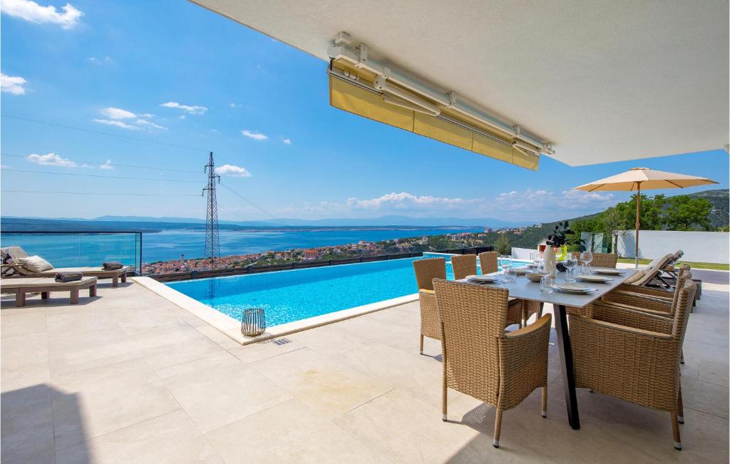 Bazén v ubytovaní Cozy Home In Crikvenica With Sauna alebo v jeho blízkosti