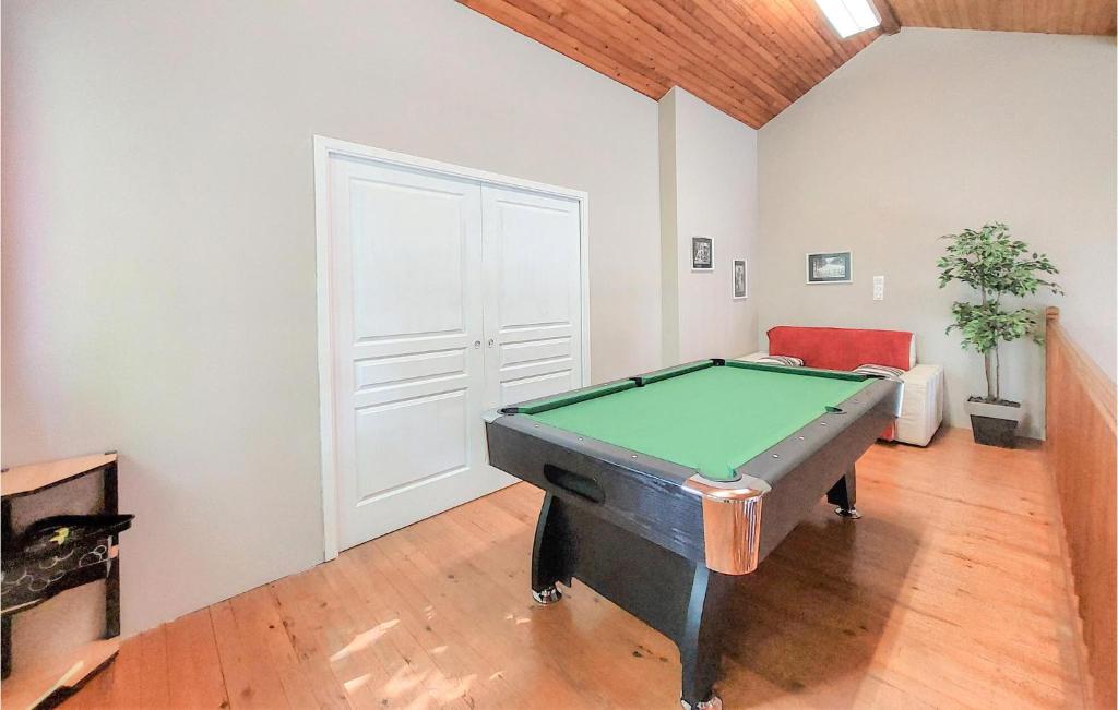 un salon avec une table de billard dans l'établissement Pet Friendly Home In Boult-Aux-Bois, à Boult-aux-Bois