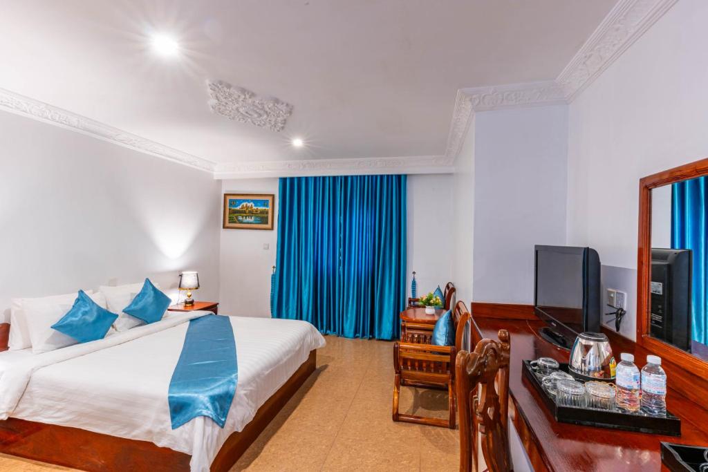 Postel nebo postele na pokoji v ubytování Rithy Rin Angkor Hotel