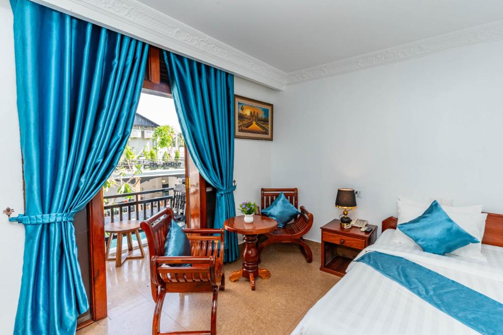 Postel nebo postele na pokoji v ubytování Rithy Rin Angkor Hotel