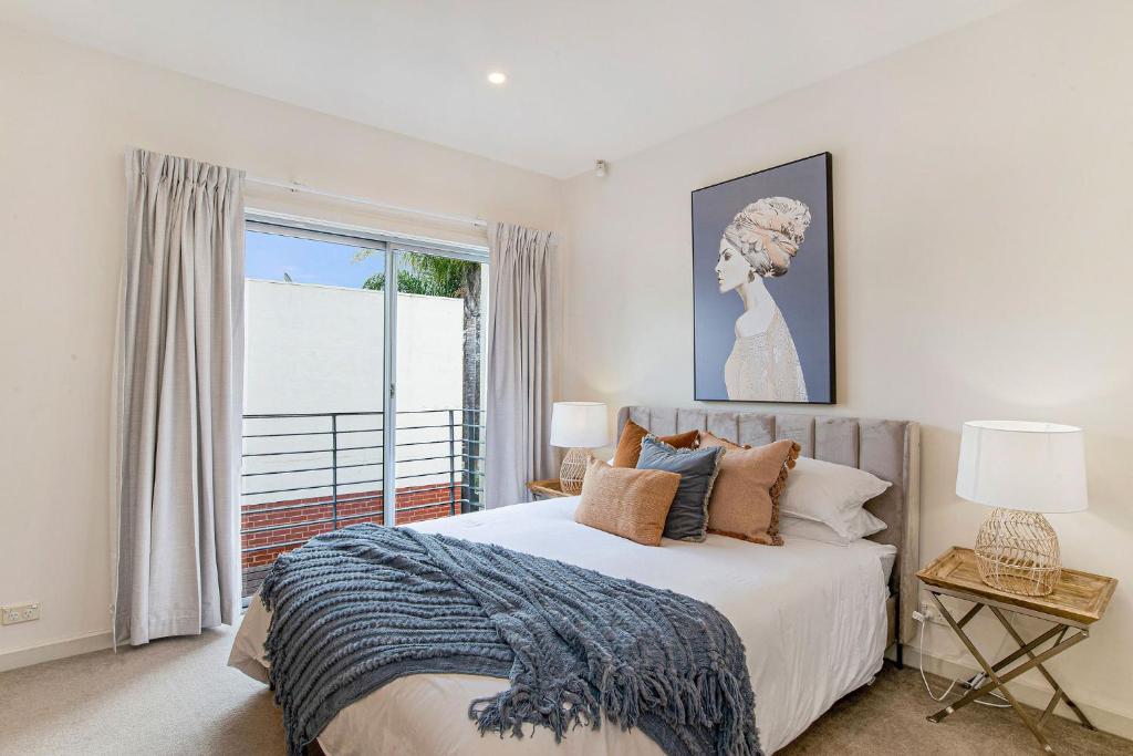 Un dormitorio con una cama grande y una ventana. en Splendour in Norwood, en Kensington and Norwood