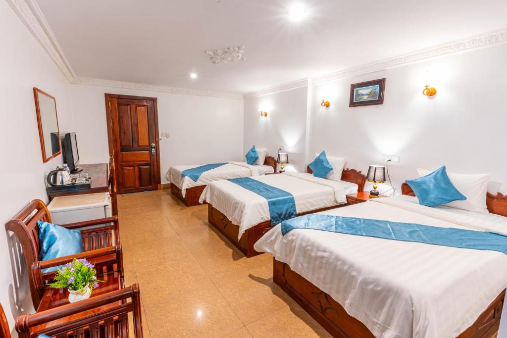 Postel nebo postele na pokoji v ubytování Rithy Rin Angkor Hotel
