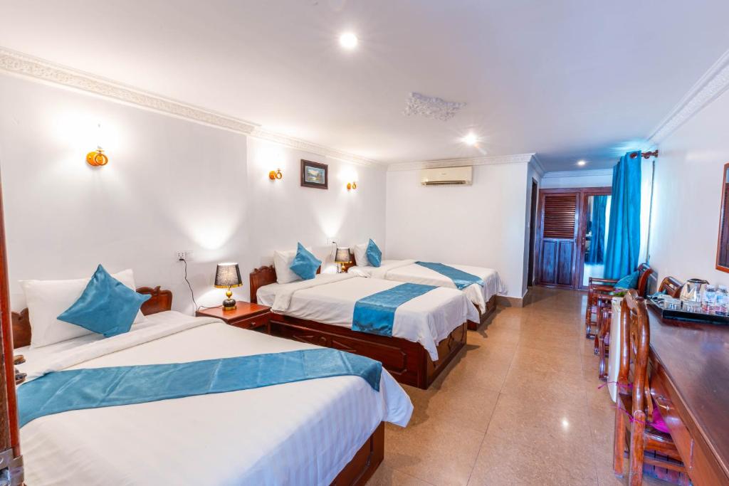 Postel nebo postele na pokoji v ubytování Rithy Rin Angkor Hotel