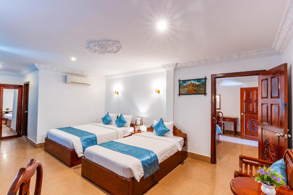 Postel nebo postele na pokoji v ubytování Rithy Rin Angkor Hotel