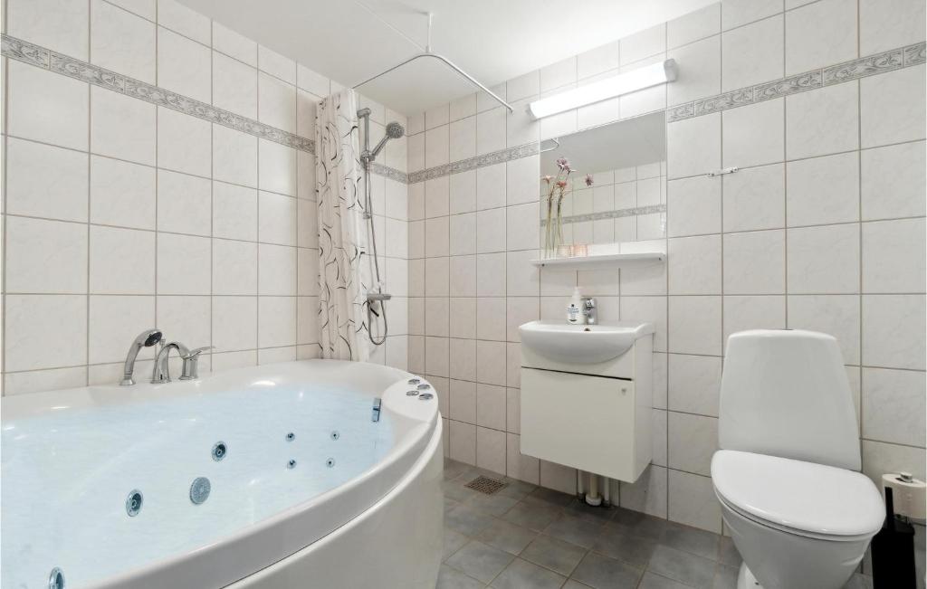 Koupelna v ubytování Gorgeous Apartment In Allinge With Wifi