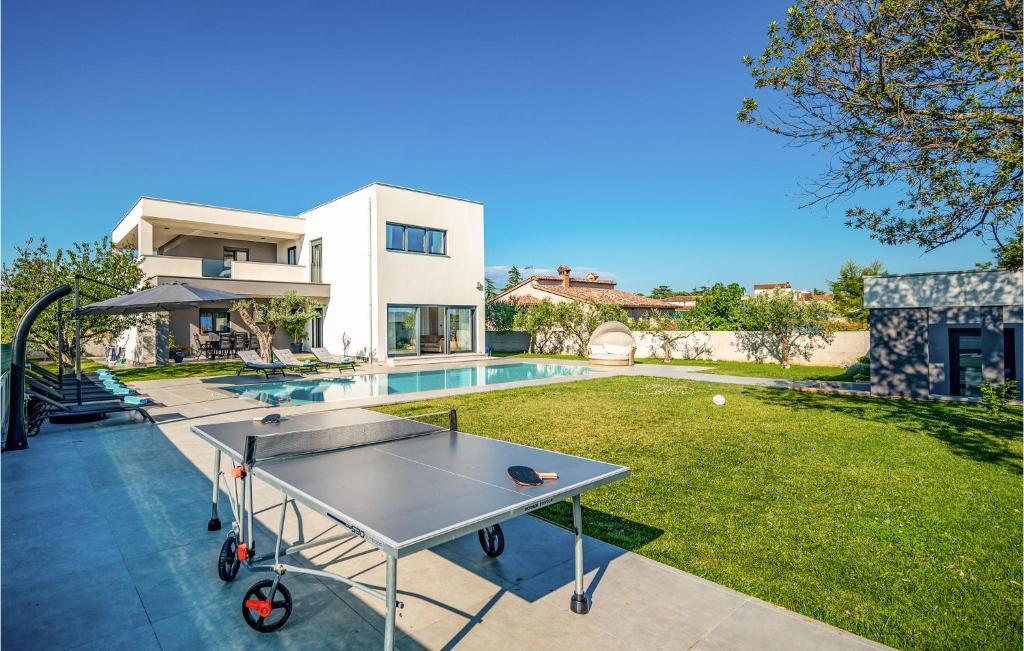 6 Bedroom Cozy Home In Pula