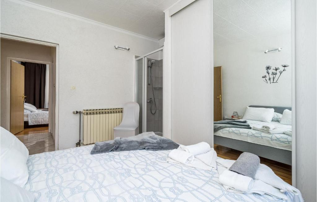 Posteľ alebo postele v izbe v ubytovaní Gorgeous Apartment In Gruda With Wifi