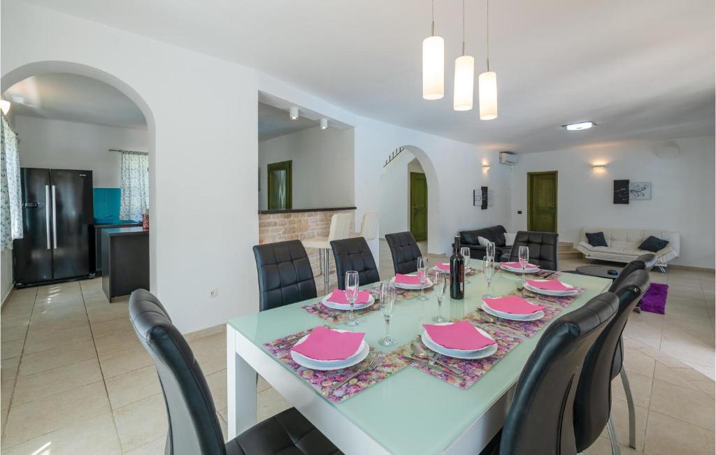 Posedenie v ubytovaní 5 Bedroom Awesome Home In Valtura