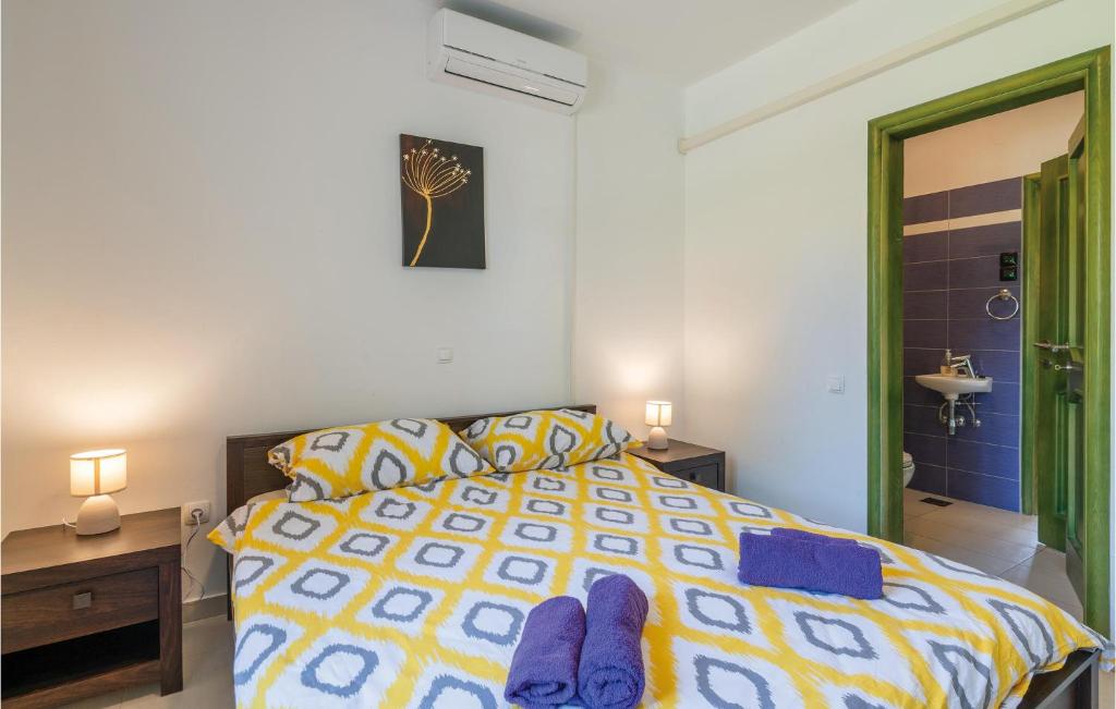 Posteľ alebo postele v izbe v ubytovaní 5 Bedroom Awesome Home In Valtura