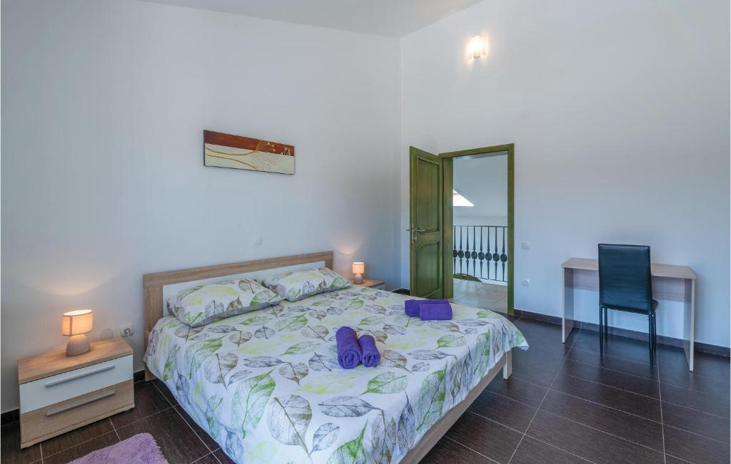 Posteľ alebo postele v izbe v ubytovaní 5 Bedroom Awesome Home In Valtura