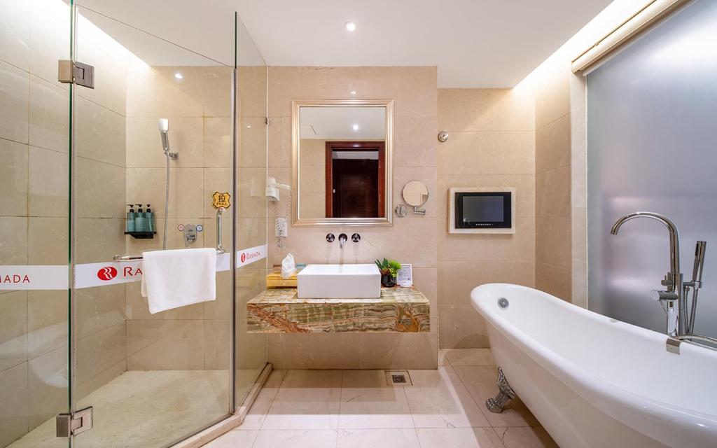 Ramada Shenzhen Baoan - Deluxe King Room-不吸烟