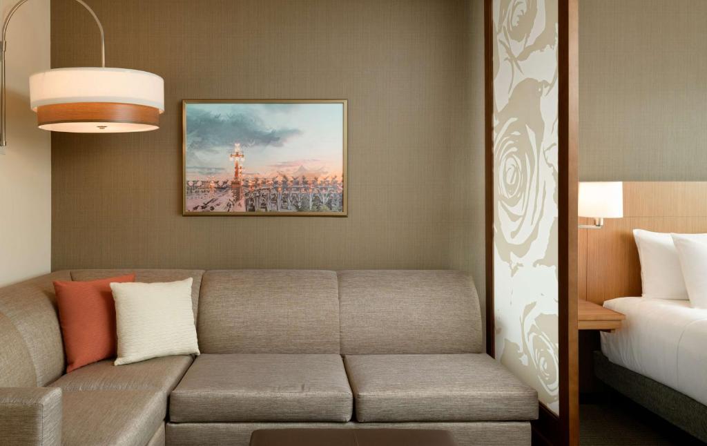 Hyatt Place Pasadena - Habitación King Con Balcón Y Sofá Cama