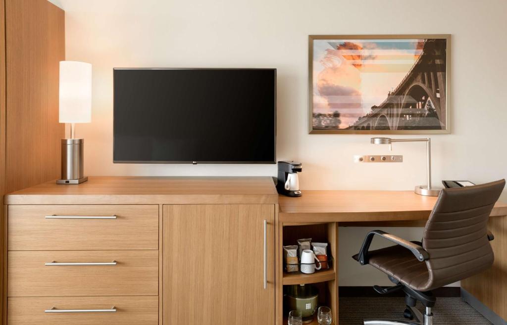 Hyatt Place Pasadena - Suite King De Un Dormitorio Con Sofá Cama
