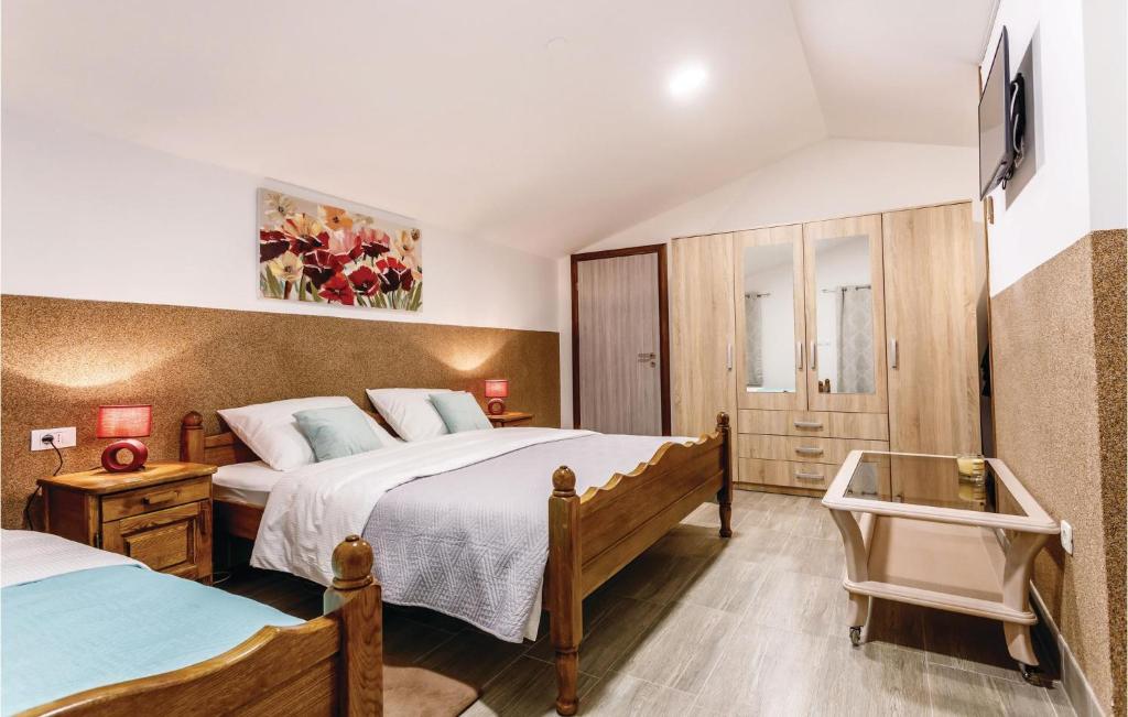 Posteľ alebo postele v izbe v ubytovaní 4 Bedroom Stunning Home In Neoric