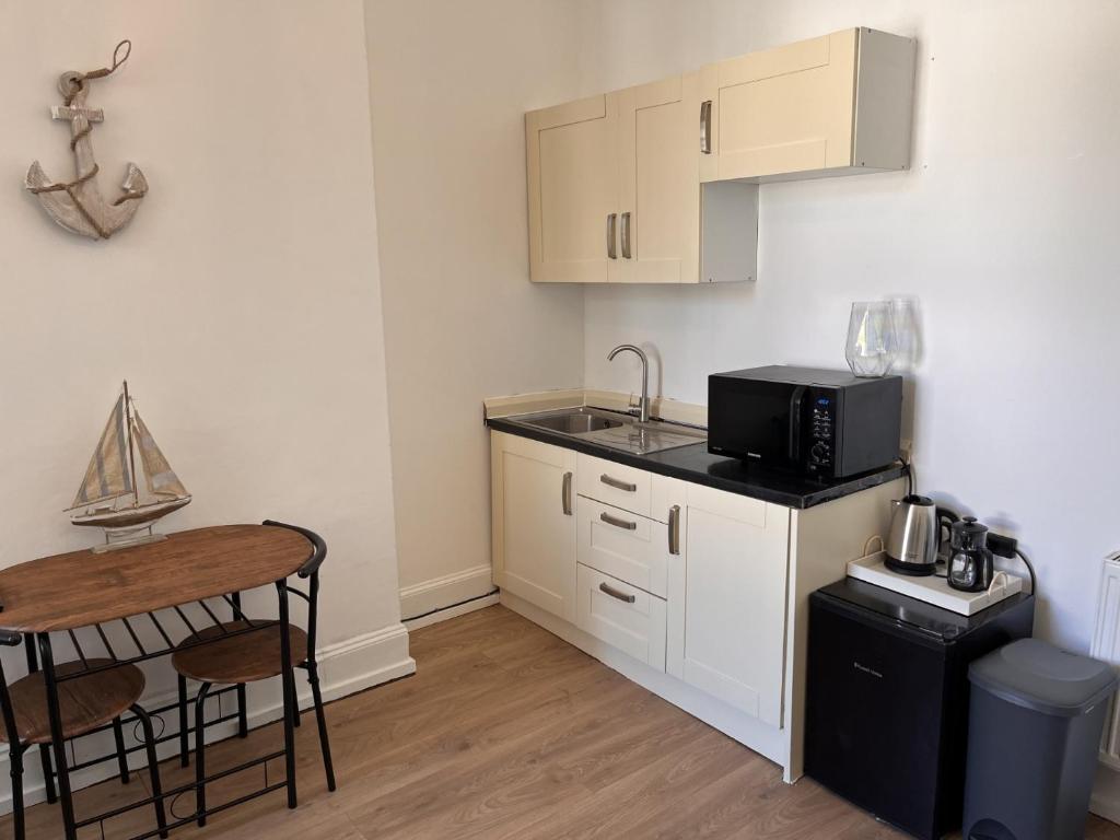 Η κουζίνα ή μικρή κουζίνα στο Room with kitchenette and shared bathroom in the centre