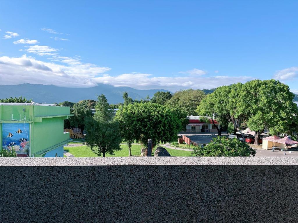 Vista generica sulle montagne o vista sulle montagne dall'interno della stanza in casa privata