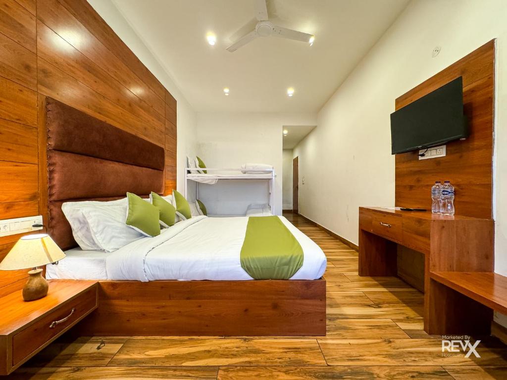 Letto o letti in una camera di Hotel Wraveler Inn Mussoorie