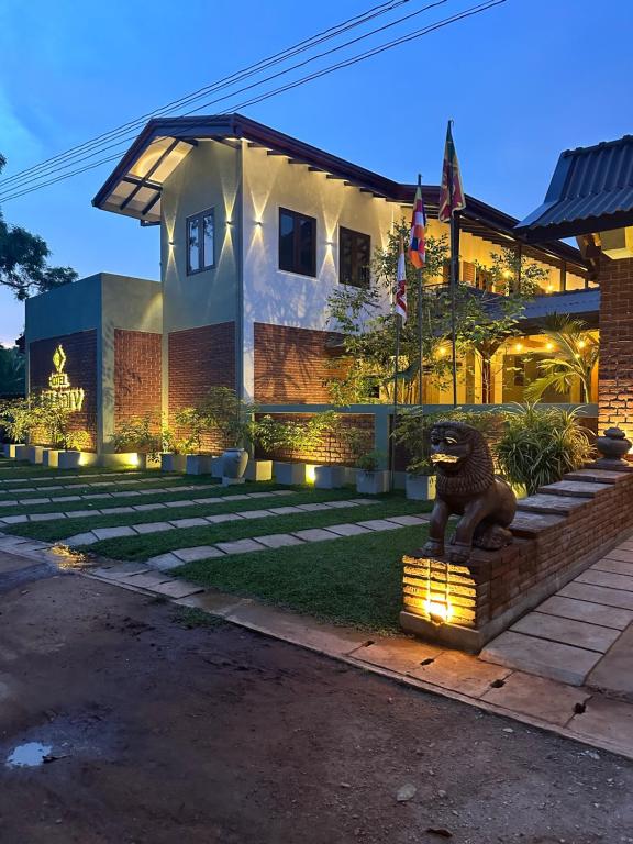 una casa con una estatua de león delante de ella en Hotel Heladiv, en Anuradhapura