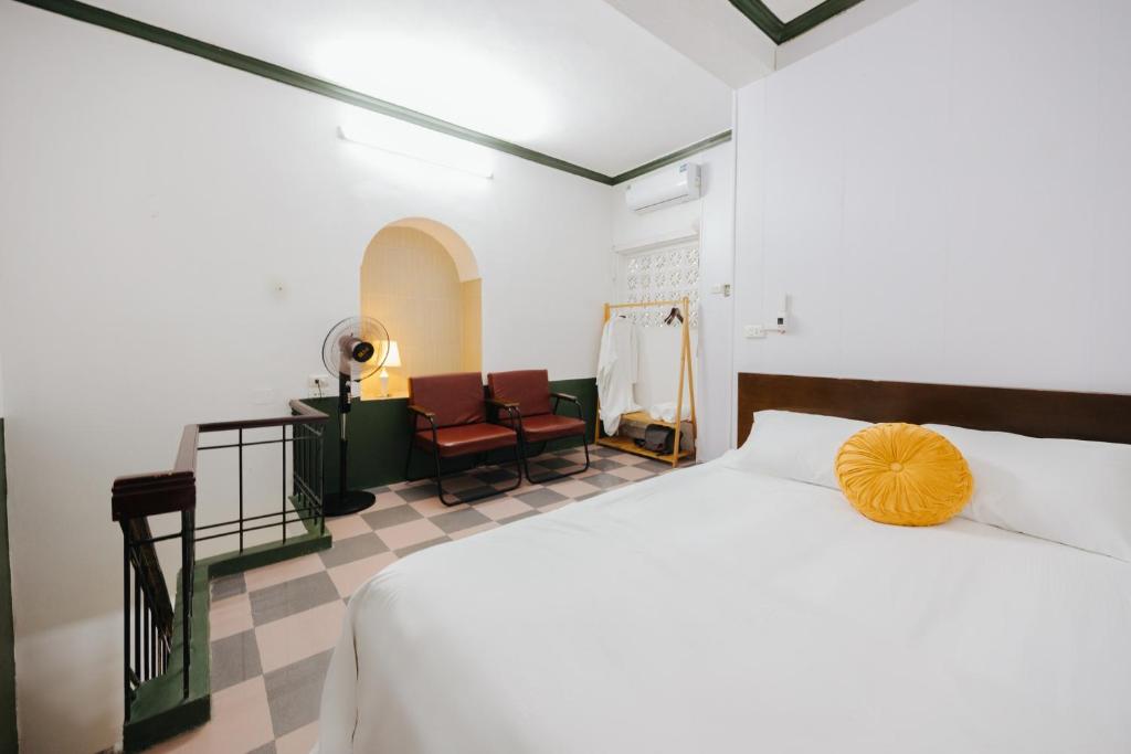 Postel nebo postele na pokoji v ubytování Homestay and Eggcoffee Central Hanoi Old Quarter