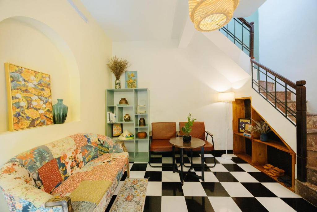 Posezení v ubytování Homestay and Eggcoffee Central Hanoi Old Quarter