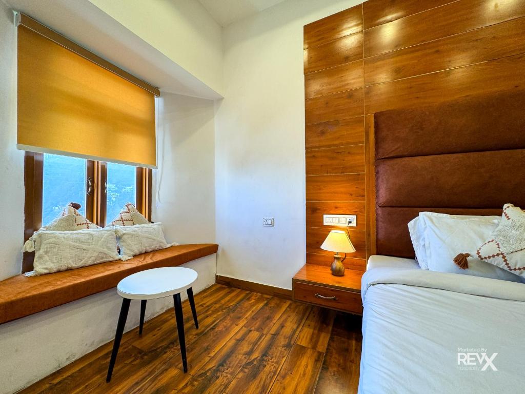 Letto o letti in una camera di Hotel Wraveler Inn Mussoorie