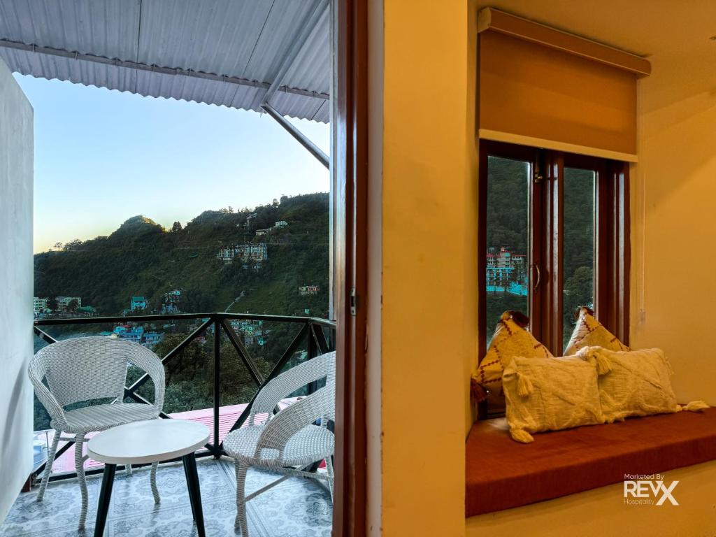 Vista generica sulle montagne o vista sulle montagne dall'interno dell'hotel
