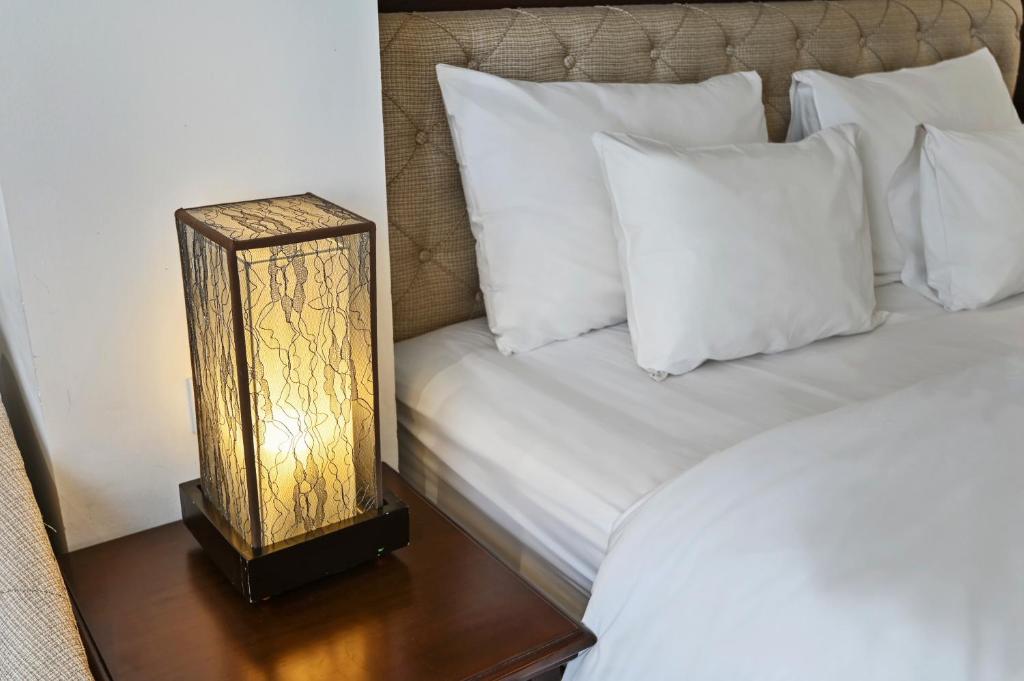 Postel nebo postele na pokoji v ubytování Bradi Gate- 22Land Residence Hotel