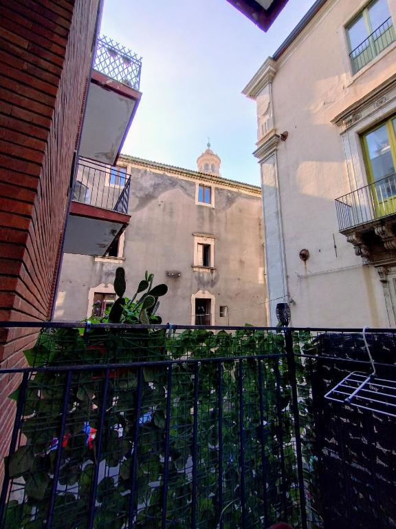 balkon z widokiem na budynek w obiekcie Al Quadrato D'Oro rooms w Katanii