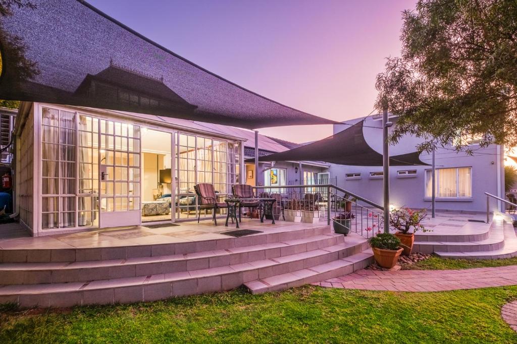 Una casa con un patio con escaleras y una mesa. en 49-on-Cherry, en Johannesburgo