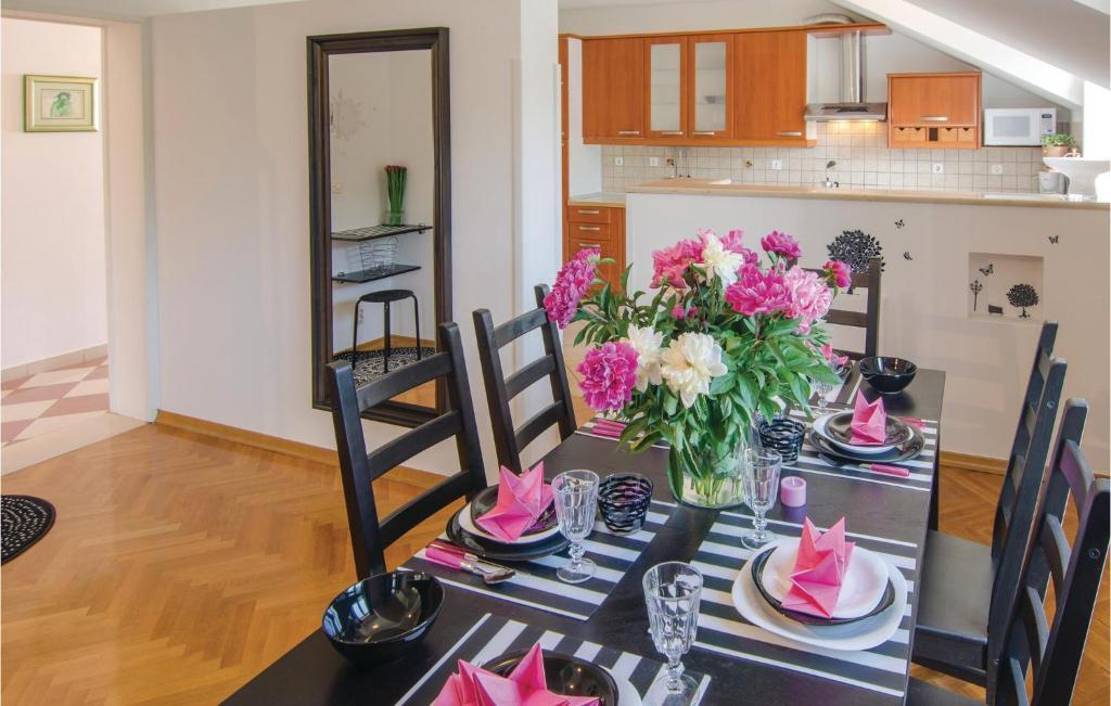 Kuchyňa alebo kuchynka v ubytovaní Three-Bedroom Apartment Mokosica With Sea View 08