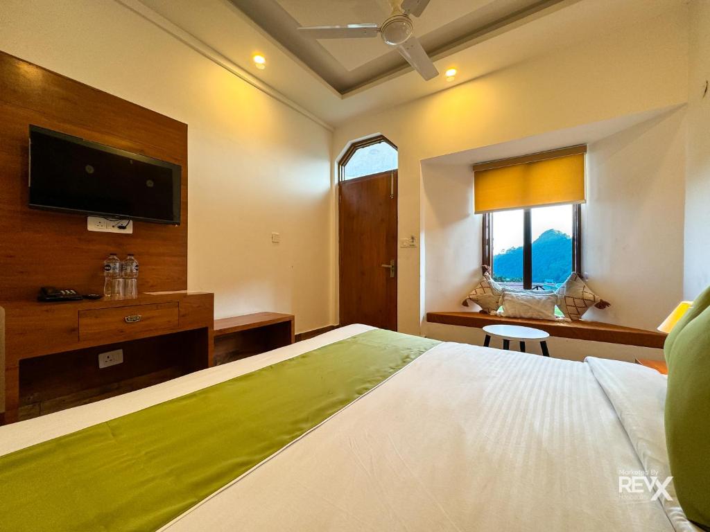 Letto o letti in una camera di Hotel Wraveler Inn Mussoorie