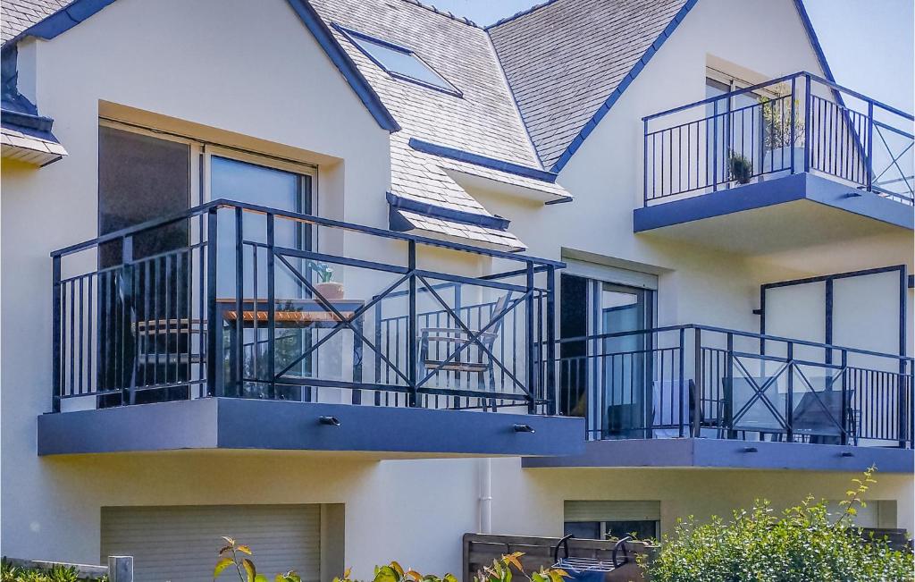 un bâtiment avec des balcons sur le côté dans l'établissement 1 Bedroom Lovely Apartment In Carantec, à Carantec