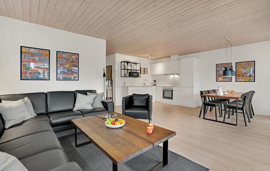 Kuchyň nebo kuchyňský kout v ubytování 3 Bedroom Lovely Apartment In Slagelse