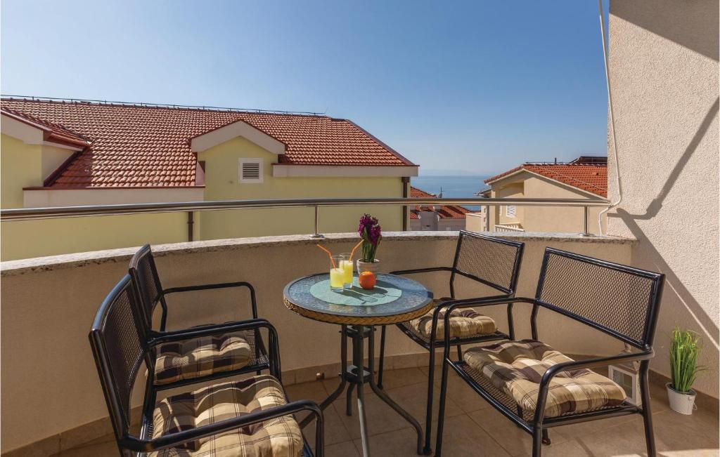 Two-Bedroom Apartment In Makarska