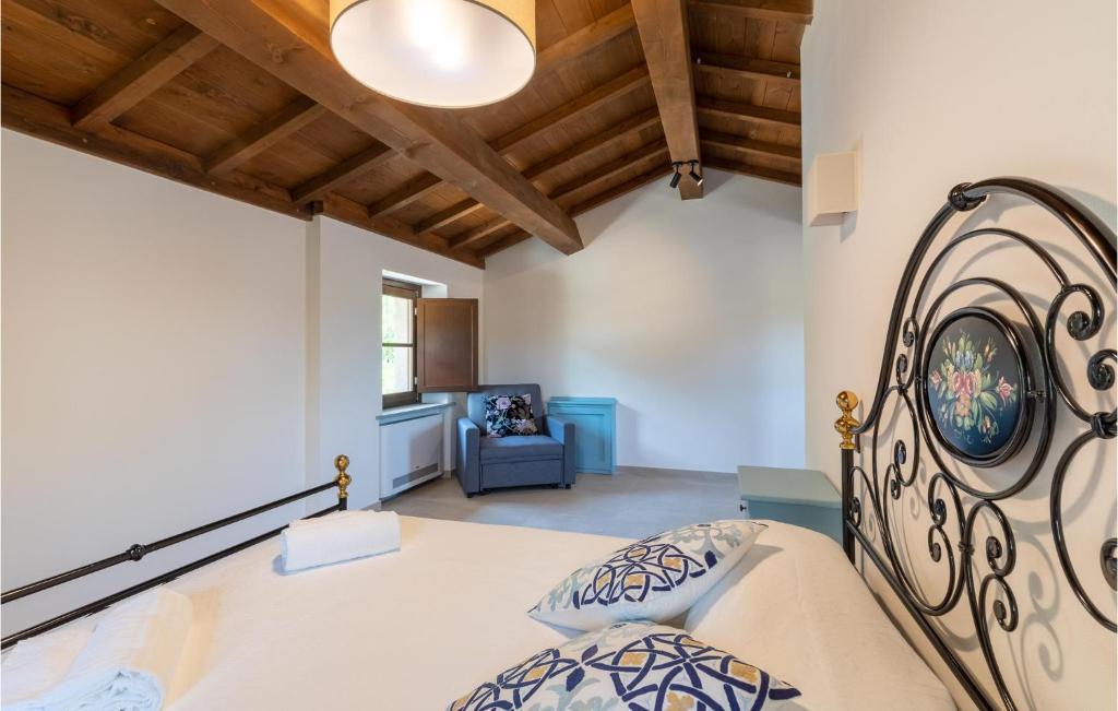Łóżko lub łóżka w pokoju w obiekcie Cozy Home In Santarcangelo With Sauna