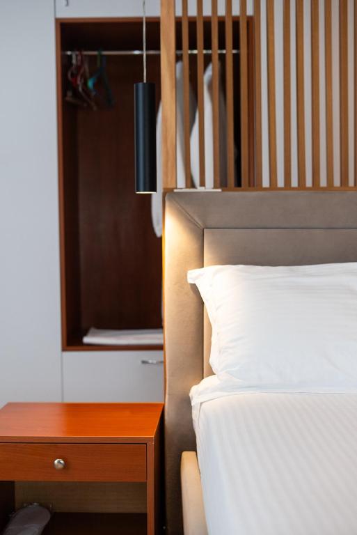 Postel nebo postele na pokoji v ubytování Olivar Hotel Tirana