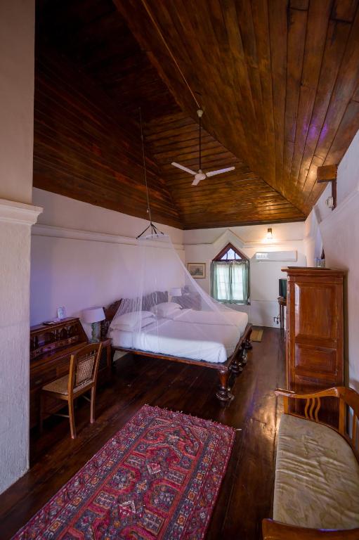 Postel nebo postele na pokoji v ubytování Old Courtyard Hotel