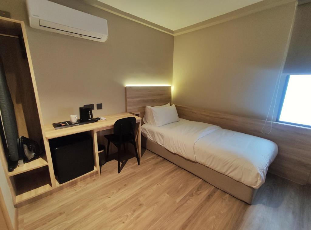 Postel nebo postele na pokoji v ubytování Nuvo Hotel