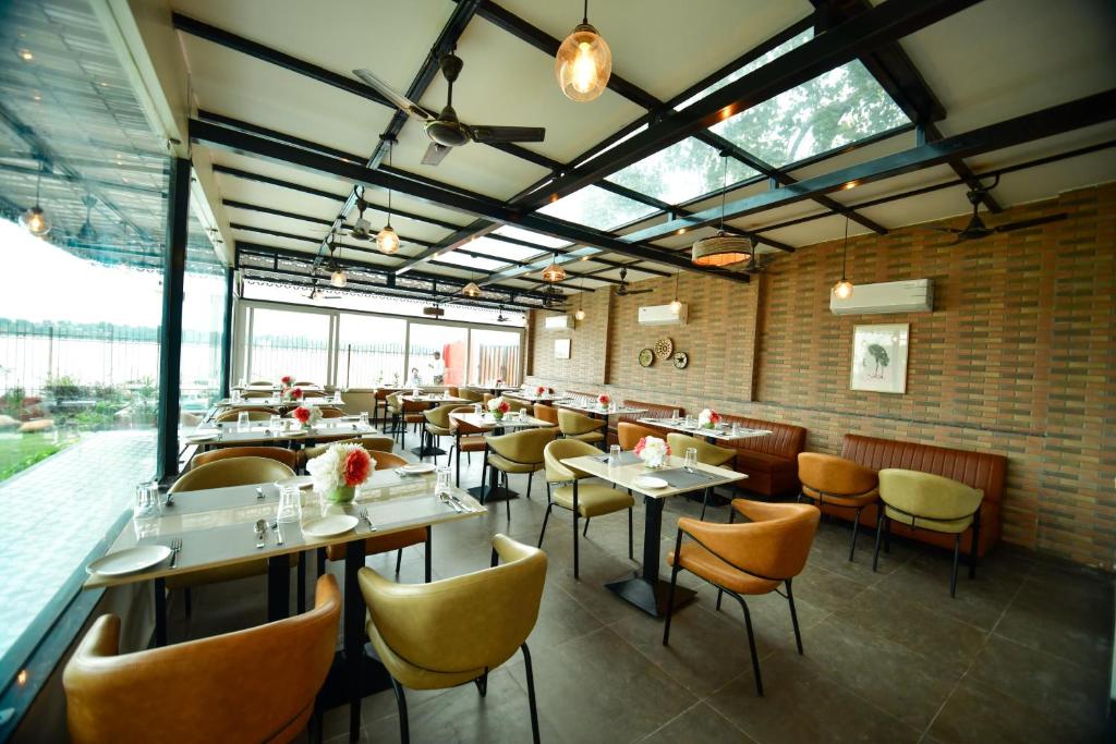 Restaurace v ubytování Hotel Aviral Ganga A Unit Of Amritaam Wellness