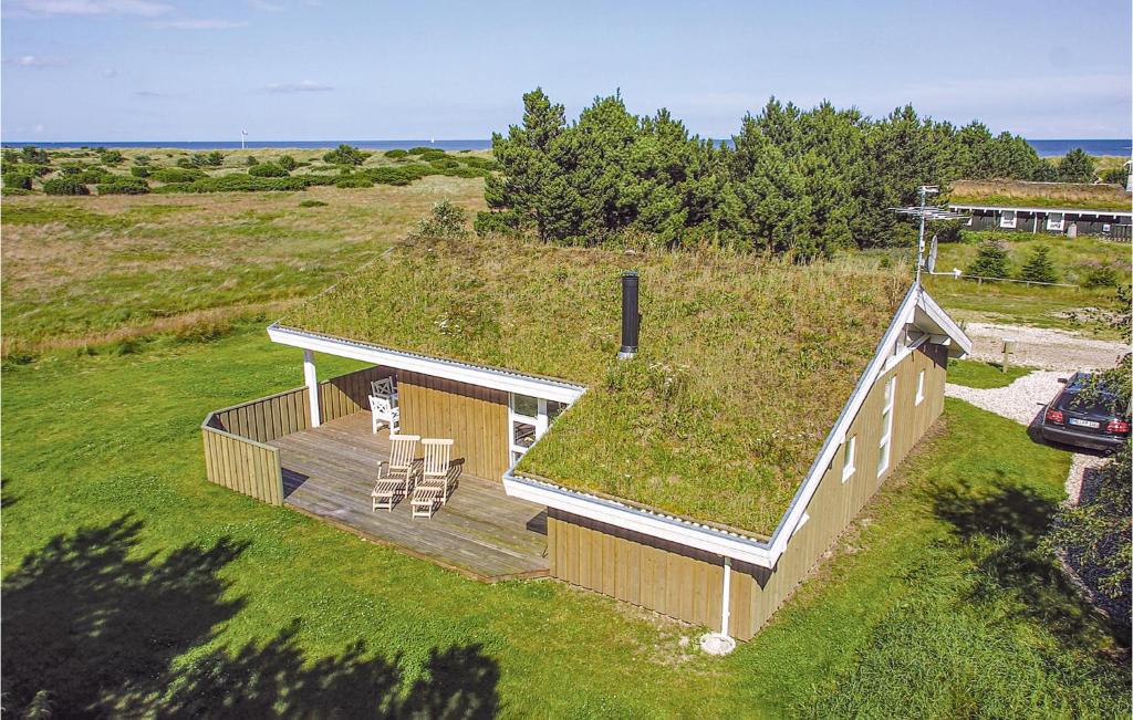 una vista sul tetto di una casa con tetto in erba di Holiday Home Grævlingestien Sæby a Nordost