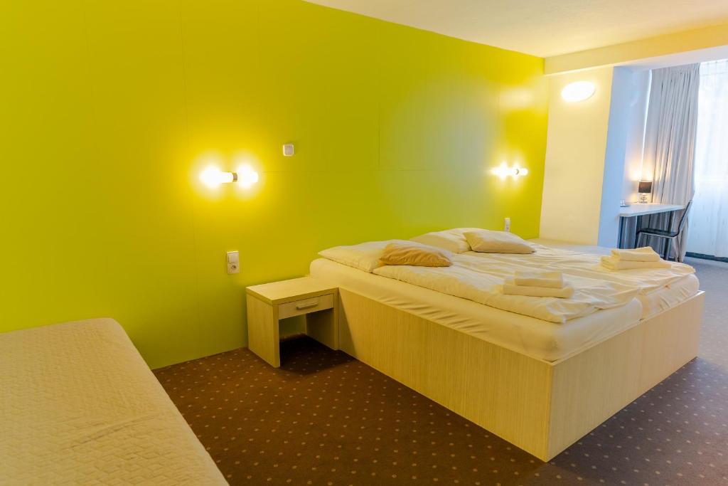Postel nebo postele na pokoji v ubytování Hotel Ostredok