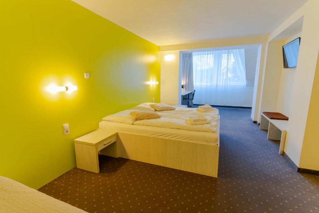 Postel nebo postele na pokoji v ubytování Hotel Ostredok