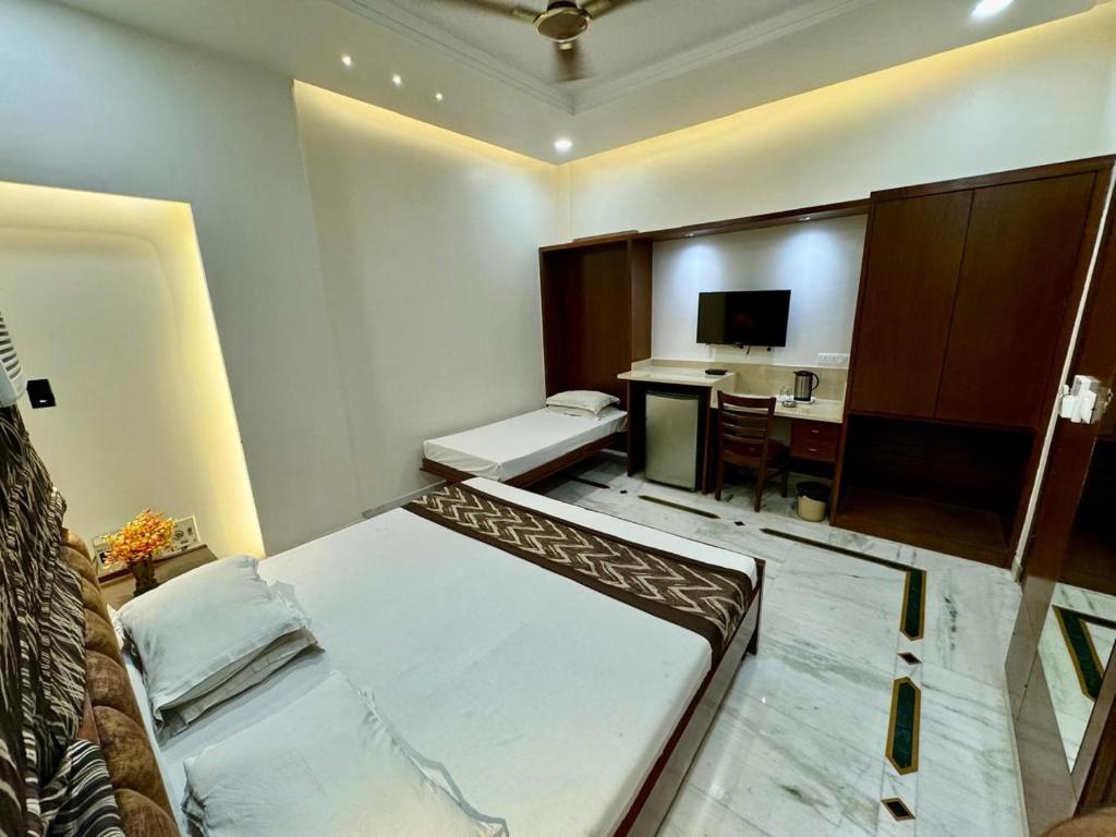 Postel nebo postele na pokoji v ubytování Hotel C Park - 2 mins from Karol Bagh Metro Station, New Delhi